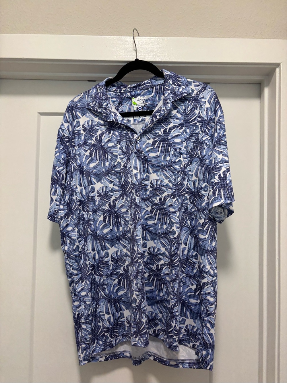Tailorbyrd Blue & White Tropical Leaf Short-Sleeve Button-Down Shirt
